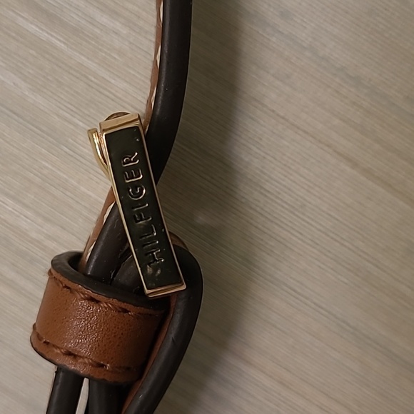 Tommy Hilfiger camo, crossbody. - Picture 2 of 8